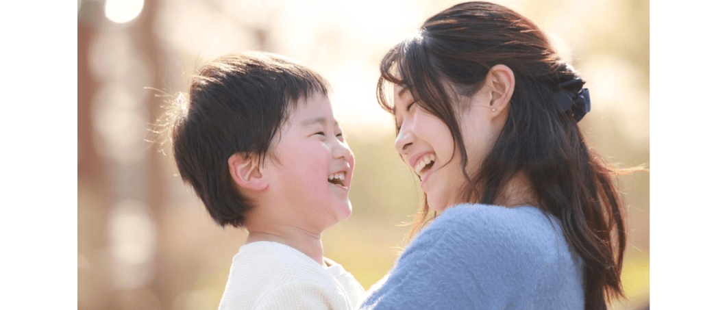 笑顔の男の子とお母さん